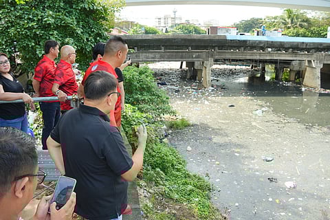 MMDA Chairman Romando Artes and San Juan City Mayor Francis Zamora oversee the clean up of San Juan river. MMDA photo