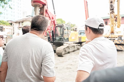 Manila Mayor Francisco ‘Isko Moreno’ Domagoso (right) inspects the Rasac Covered Court along Alvarez Street in Sta. Cruz on Thursday after he discovered that the senior citizen office and a city hall satellite office in the area are being demolished without a permit.