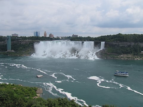 By Robert Linsdell from St. Andrews, Canada - American Falls, Niagara Falls (470587), CC BY 2.0, https://commons.wikimedia.org/w/index.php?curid=58071512