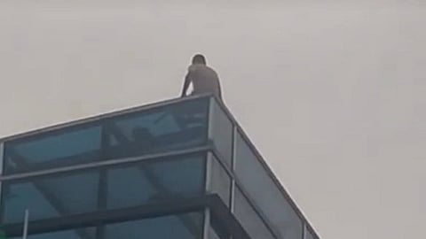 Lalaking naka-swimming trunks, umakyat sa tuktok ng Peninsula Plaza