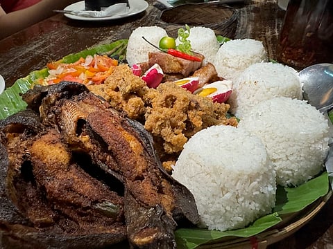 Enrico’s signature dishes include Prawns in Garlic and Butter and fresh vegetables and tofu.