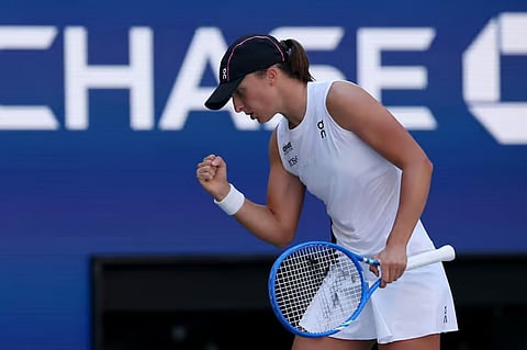 IGA Swiatek makes a strong impression, booking a 6-1, 6-2 rout of Colombia’s Emiliana Arango to post a blistering start to her US Open title defense.