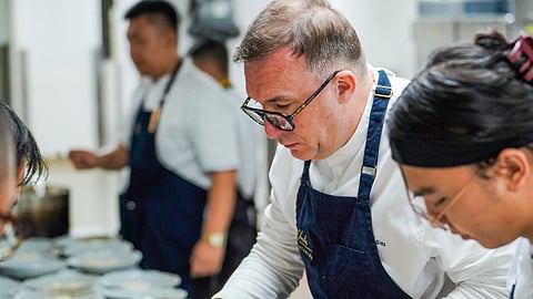 Chef Chele González (center).