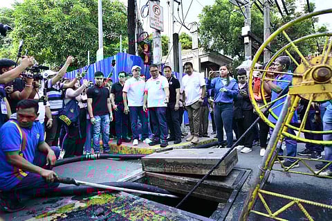 MMDA Chairman Romando Artes and Manila Mayor Isko Moreno Domagosonang oversees drainage cleanup in Manila Thursday. Photo Courtesy of MMDA