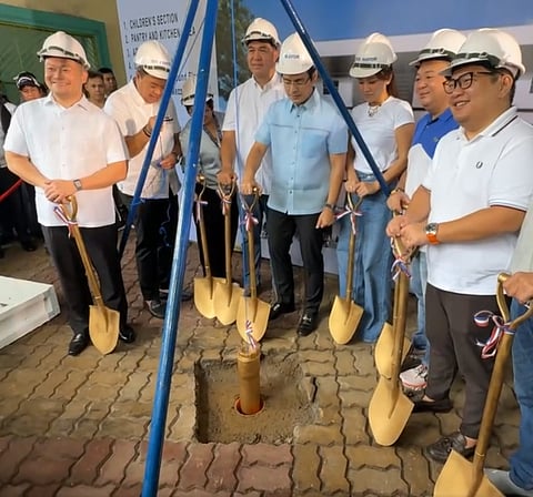 Manila Mayor Francisco ‘Isko Moreno’ Domagoso (center) spearheads the groundbreaking ceremony Monday for the new Manila Sacramento Library and multi-purpose building in Paco. 