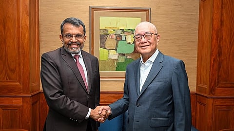 BSP Governor Eli Remolona Jr. (right) welcomes Singapore’s Ambassador for Climate Action Ravi Menon (left) for a Leadership Insights Session at the BSP Head Office.