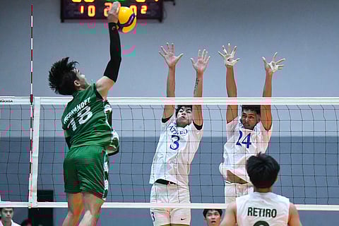 Chris Hernandez extends a helping hand in La Salle’s 25-22, 22-25, 25-17, 25-17 win over Ateneo on Saturday in their V-League Collegiate Challenge at the Paco Arena.