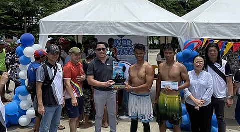 ABOITIZ InfraCapital head of Corporate Affairs, Christopher Camba (third from left), joined the awarding of the baroto race during the RMN River Festival in Iloilo City, celebrating heritage and the community’s shared commitment to protecting local rivers.