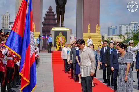 Cambodian leader hosts state banquet for Marcos
