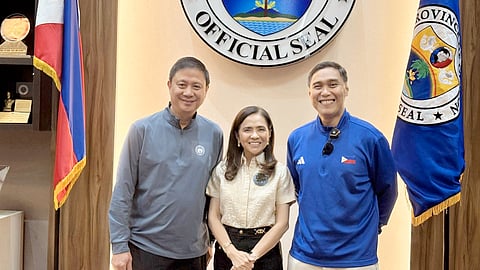 PSC chairman Patrick ‘Pato’ Gregorio (left) strikes a deal about the establishment of a national training center with Quezon Province Gov. Helen Tan and Atty. Donn Rico Kapunan.