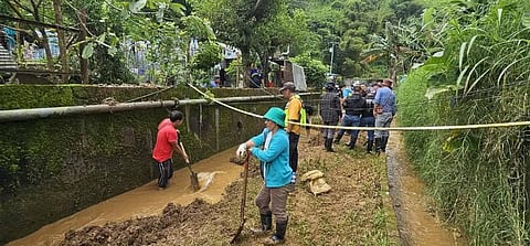 REAL flood control effort without millions in funding. Residents of La Trinidad, Benguet, trooped to the town’s creeks, canals, and waterways to clear debris and other obstructions that cause flooding.