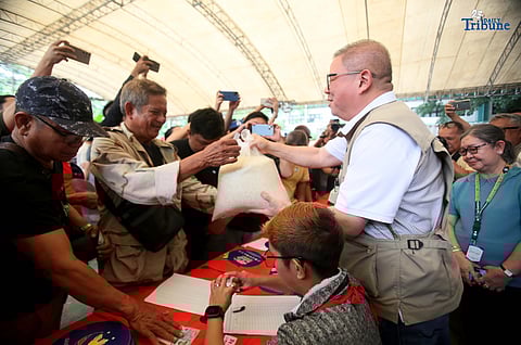 (September 16 2025) Department of Agriculture Sec. Francisco Tiu Laurel Jr, assist to handover the P20 per kilo rice to the tricycle driver, during the Rollout of the P20 “Benteng Bigas, Meron Na!” Rice Project for the Transport Group Sector held at  KADIWA Ng Pangulo Center in BAI, Quezon City on Tuesday September 16 2025. Photo/Analy Labor