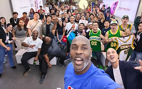 GARY Payton enjoys the warmth, friendship and hospitality of Filipino fans during his visit to Manila for vivo Philippines anniversary celebration recently. 