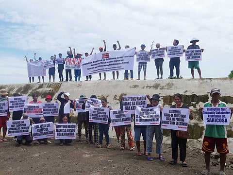 RESIDENTS protest, call for probe into alleged anomalous P49-million flood control project along Hinulawan-Sapangdakus River in Toledo City, Cebu.