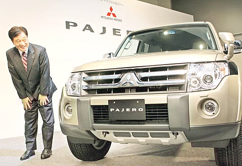The late former Mitsubishi Motors president Osamu Masuko bows during the launch of the new Pajero SUV at the company’s Tokyo headquarters on 4 October 2006.