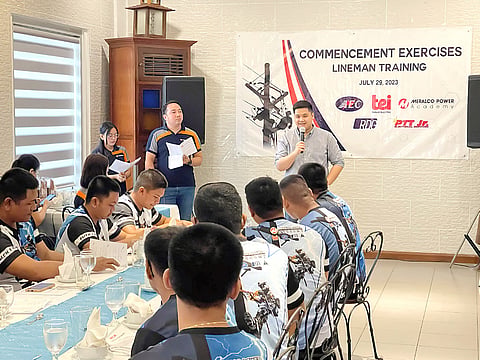 Powering progress. Meralco, through its educational arm the Meralco Power Academy (MPA), is empowering rural cooperatives through training
and shared solutions. Seen in the photo is a lineman training program led by MPA.