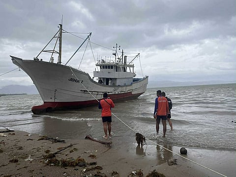 A fishing vessel ran aground some 10 meters from the shoreline of Sitio Pamustusin, Barangay Harrison, Paluan, Occidental Mindoro on 27 September 2025.
According to the Philippine Coast Guard (PCG), they are closely monitoring fishing vessel FV JISHUN 2..