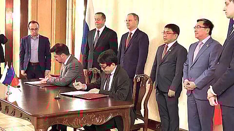 Department of Trade and Industry (DTI) Undersecretary Allan B. Gepty (3rd from right), Department of Energy (DOE) Undersecretary Felix U. Fuentebella (2nd from right), National Development Company (NDC) General Manager Saturnino H. Mejia (center – right), Dr. Timur Kornilov, PhD, Managing Director for Strategic International Partnerships, Knowledge and Technology Transfer at the Skolkovo Foundation (center-left), and other members of the Philippine and Russian delegations.
