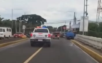 Caught on camera: An LTO 6 vehicle disregards a solid lane marking, defying traffic regulations.