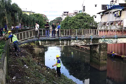 MMDA personnel clear garbage and debris along Lagarian Creek in Barangay Kalusugan on Thursday, October 2, 2025, as part of President Ferdinand Marcos Jr.’s Bayanihan sa Estero program, which seeks to ease flooding by declogging waterways.