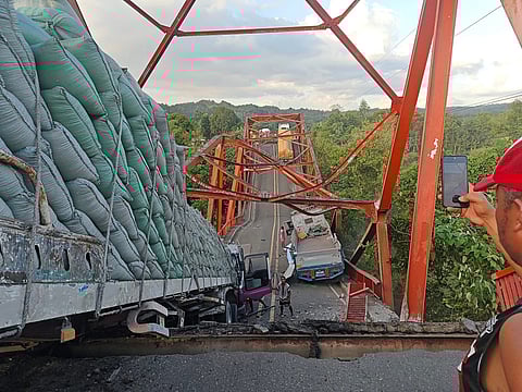 Several trailer trucks loaded with agricultural goods were trapped after the old Piggatan Bridge in Alcala, Cagayan, suddenly collapsed on Monday afternoon, October 6. Authorities confirmed that the 45-year-old bridge, rated for only 18 tons, gave way as four overloaded trucks crossed in succession. Police and DPWH engineers have cordoned off the area as investigation and clearing operations continue.