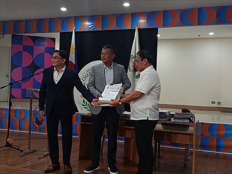 THE Department of Justice (DOJ) through Prosecutor General Richard Anthony Fadullon and DOJ Officer-in-Charge Frederick Vida on Tuesday, 14 October, turned over a pile of its investigation cases on Bulacan flood control projects to the office of the Ombudsman.