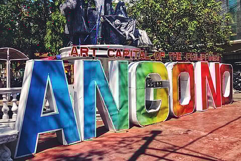 Governor steers clear of Angono land rift