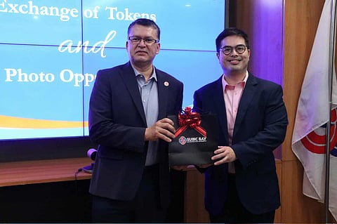 Subic Bay Metropolitan Authority (SBMA) Senior Deputy Administrator (SDA) for Business and Investment Renato Lee III hands over a token to Arizona State Representative Tony Rivero during the Arizona State Legislature visit on 23 October.