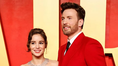 Alba Baptista and Chris Evans. 