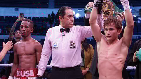 Melvin Jerusalem (right) keeps the WBC strawweight title by outpointing South African Siyakholwa Kuse in their Thrilla in Manila showdown at the Smart Araneta Coliseum.