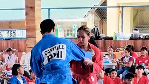 
NATIONAL team mainstays Joemarie Torres and Orlando Castillo demonstrate sambo to Batang Pinoy 2025 delegates on Thursday at the Dadiangas West Elementary School in General Santos City.