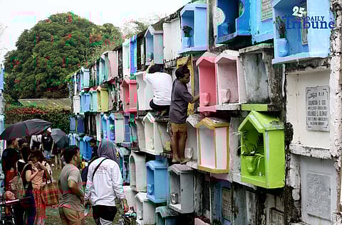 (October 31 2025) A few families were seen  visit their departed loved ones  to offer flowers and candles at Valenzuela public cemetery, karuhatan Valenzuela City on Friday October 31 2025, ahead of all Souls Day celebration. Photo/Analy Labor