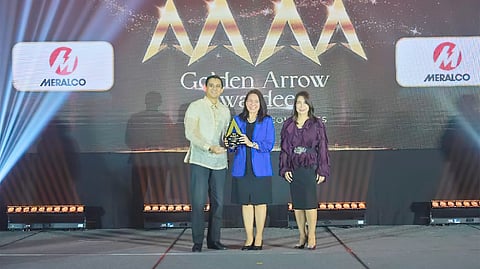Atty. Jocelyn C. Villar-Altamira, vice president and Head of Corporate Governance and Compliance of Meralco (center) receives the award of power distributor during the awarding rites of the 2025 Golden Arrow Awards held last 23 October in Pasay City.