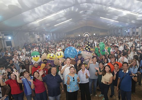 Mayor Nancy Binay treats Makati families to Enchanted Kingdom