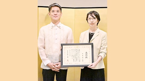 
The Japanese government awards the Foreign Minister’s Commendation to Dr. Nagai Hiroko (right), professor and former director of the Ateneo Japanese Studies Program. A distinguished koto musician and academic, Nagai is being awarded for her outstanding contributions to Japan-Philippines academic and cultural exchange.