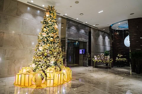 A towering Christmas tree draped in gold ornaments and warm lights welcomes guests at Marco Polo Ortigas Manila, marking the beginning of the hotel’s holiday season festivities.
