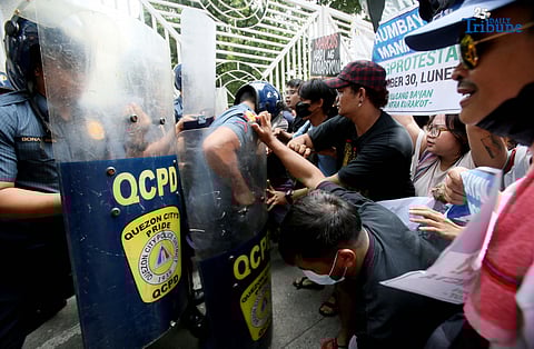 Tension erupts outside the Office of the Ombudsman in Quezon City as protesters clash with QCPD anti-riot police during a rally denouncing “selective justice.” The groups demanded Ombudsman Jesus Crispin Remulla hold all officials allegedly linked to anomalous flood control projects accountable.