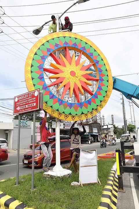 Mayor Jon Lazatin has ordered taking down the Giant Christmas Lanterns that adorn Angeles City before Super Typhoon Uwan hits Central Luzon.