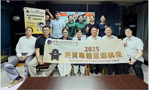 Participants of the OCAC Economic and Trade Forum in Manila join speaker Vivian Huang for a group photo following her keynote session on AI and smart energy on 15 November 2025.