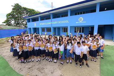 The new school building turned over by SM Prime and SM Foundation supports the goal of Jefmin Elementary School (JES) 
in Concepcion, Tarlac to become an Integrated School, which allows it to accommodate students up to junior high school. 
