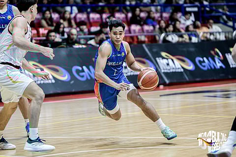 
T-Mc Ongotan drives his way to a 22-point performance in Arellano’s 70-69 win over Perpetual Help on Sunday in Season 101 NCAA men’s basketball at the Filoil EcoOil Centre.