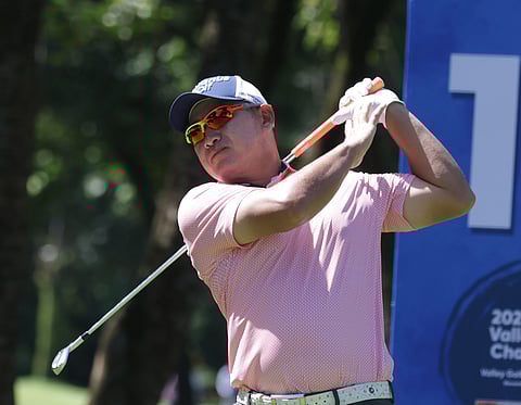 ANGELO Que’s bid to claim the Order of Merit crown is in trouble after getting a tough challenge from Clyde Mondilla in the opening round of the ICTSI Valley Golf Challenge on Monday in Antipolo City.