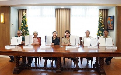 Mayor Raisa Treñas (fourth from left) and ZSL Philippines Country Director Mary Edwina Garchitorena (third from left) formalize a partnership during a signing ceremony at Iloilo City Hall on Monday (Nov. 17, 2025).