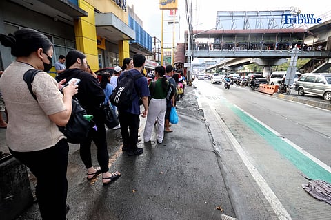 (November 18 2025) Commuters queuing to ride EDSA bus Carousel at Nepa Q-Mart Station in Quezon City on Tuesday, November 18, 2025, following the temporary shutdown of Metro Rail Transit Line 3 (MRT-3) southbound trips from the Santolan and Ortigas stations due to a technical problem. MRT-3 management announced that operations have been limited to five trains running between Shaw Boulevard and Taft Avenue stations, in both directions, while the glitch is being resolved…. Photo/Analy Labor
