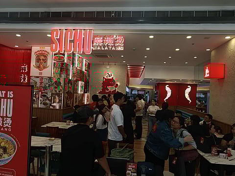 The customizable Sichuan-style hotpot chain, Sichu Malatang, inaugurated its 10th location on Wednesday at SM City Fairview, showcasing a modern style with a brand-new look and logo.