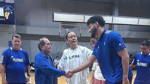 
BENNIE Boatwright (right) exchanges pleasantries with SBP president Ricky Vargas (second from left), and Gilas Pilipinas program director Alfrancis Chua (second from right) and head coach Tim Cone (left) at the Upper Deck Gym in Pasig City.