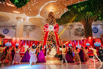 SM City Cebu’s Christmas centerpiece glows as part of the ‘All SM Malls Unite for Cebu’ campaign. The lighting ceremony, held on 13 November, brings together SM employees, partners and local stakeholders to express solidarity with those impacted by the recent typhoon.