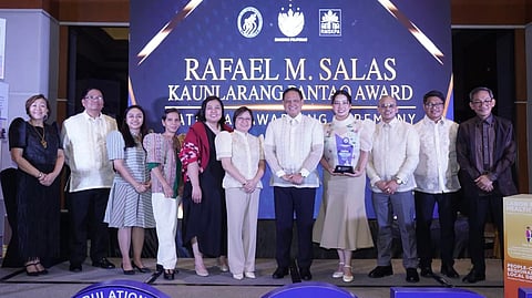 Iloilo Governor Arthur Defensor, Jr. receives the award at Manila