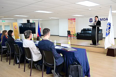 Minister for Economic Affairs Yokota Naobumi (at the podium) joins a lecture on ‘Architecture and Urban Planning during the Spanish Period’ hosted by the Embassy of Spain at the National University Mall of Asia.
