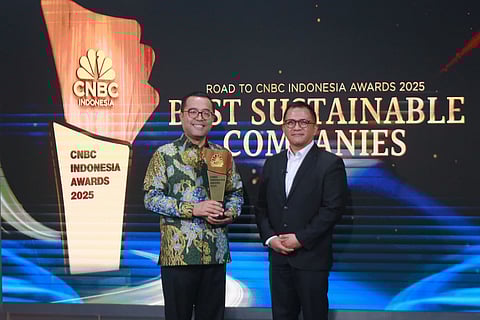 VINFAST Indonesia CEO Kariyanto Hardjosoemarto receives one of the company’s two honors at the Road to CNBC Indonesia Awards 2025.